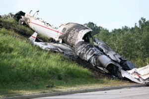 travis barker plane crash